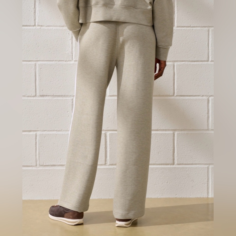 Abercrombie YPB neoKNIT Wide Leg Sweatpant Size Small - Picture 3 of 6